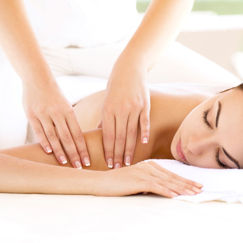 spa massage 1000×1000 Γυναίκα λαμβάνει μασάζ στην πλάτη σε σπα.